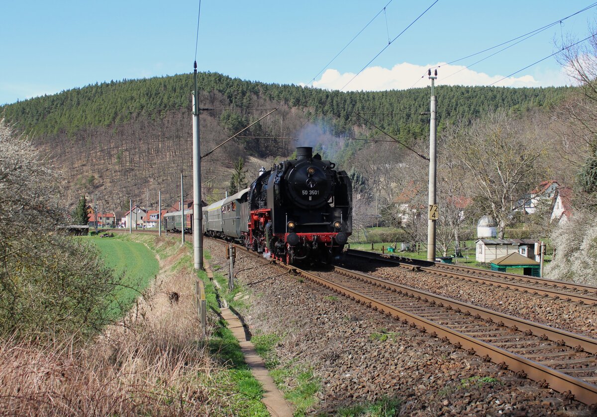 50 3501 fuhr am 09.04.22 (Die Fahrt ins Blaue) Meinigen-Saalfeld-Meinigen. Hier ist der Zug in Remschütz zu sehen.