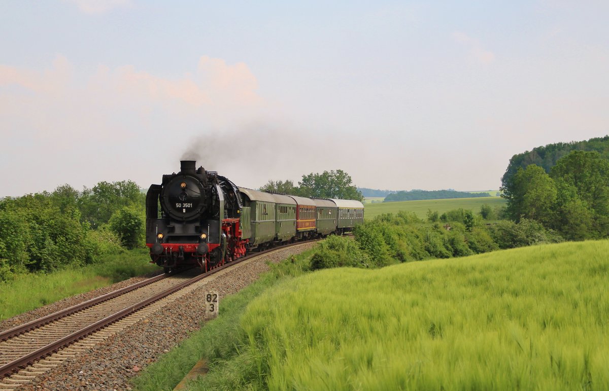 50 3501 fuhr am 25.05.19 einen Sonderzug von Meinigen über Schweinfurt, Neuenmark Wirsberg, Hof, Gera zurück nach Meinigen. Hier ist der Zug bei Weida zu sehen.