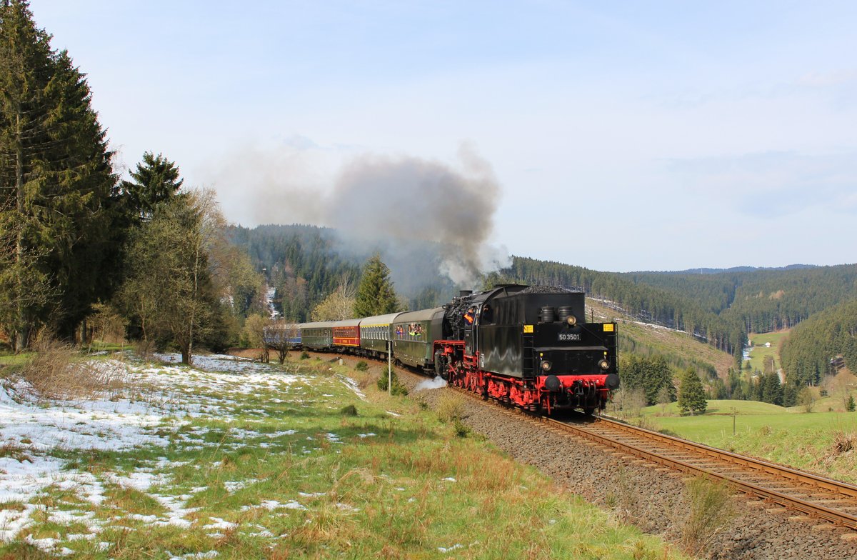 50 3501 fuhr am 30.04.16 einen Sonderzug von Meiningen nach Neuhaus am Rennweg. Hier ist der Zug nach dem Umsetzen in Lauscha zwischen Lauscha und Ernstthal am Rennsteig zu sehen.