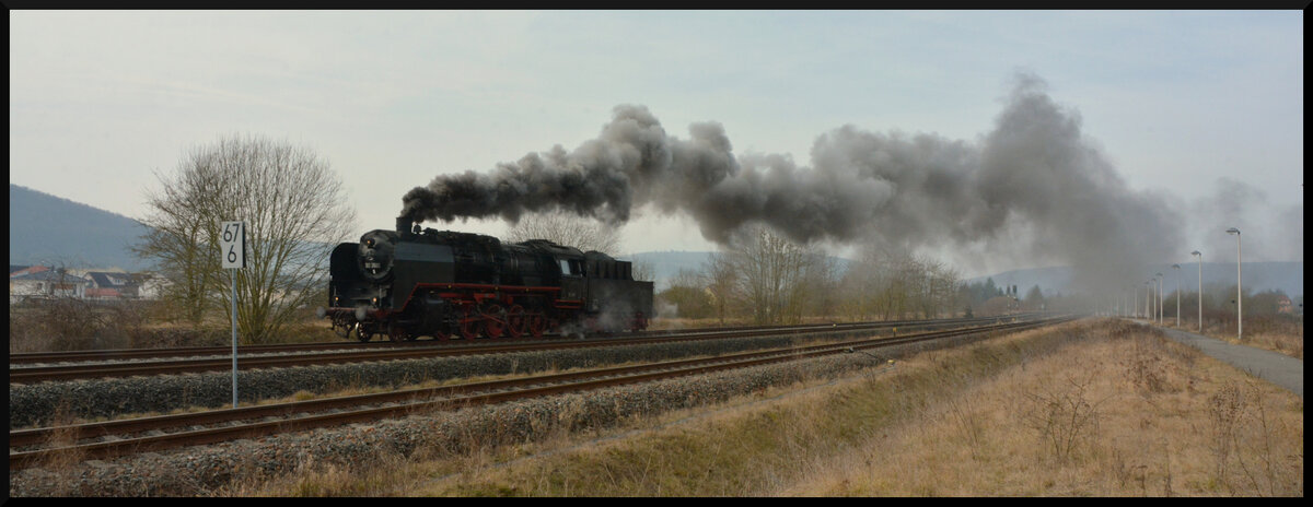 50 3501 (MDV) rollt am 22.02.2025 Lz in den Bf. Grimmenthal. Anschließend beförderte sie als Vorspannlokomotive vor 23 058 (Eurovapor) den Sonderzug  Schneeflocke  nach Arnstadt.