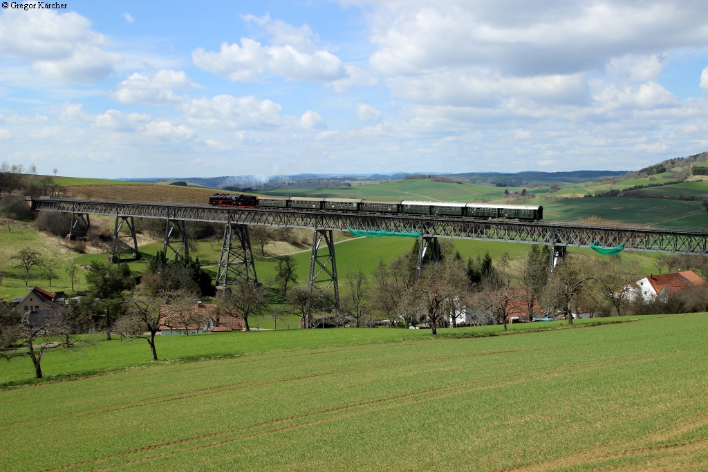 50 3501 mit dem Sonderzug auf dem Weg nach Blumberg auf dem Talübergang Epfenhofen, 12.04.2015