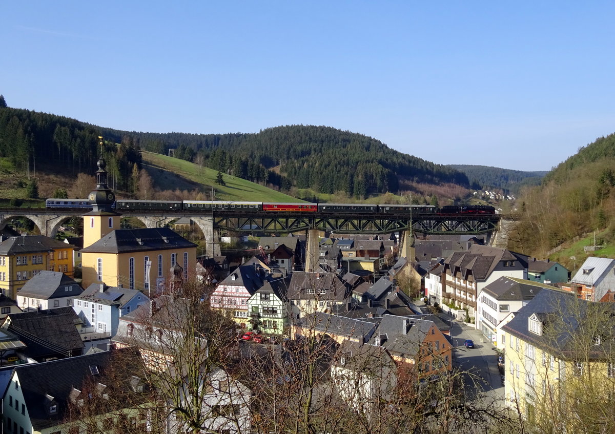 50 3501 überquert am 09. April 2016 mit einem Sonderzug nach Sonneberg die Trogenbachbrücke in Ludwigsstadt in Richtung Saalfeld.