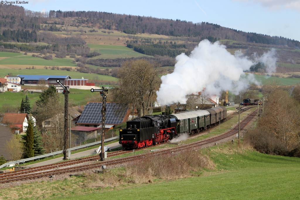 50 3501 verlässt mit Ihrer Fuhre den Bahnhof Fützen, 12.04.2015