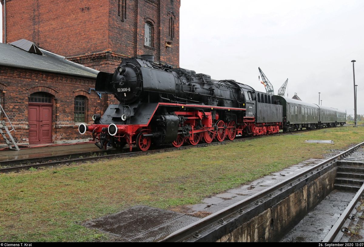 50 3606-6 (050 606-3 | 50 3606 | 50 2637 | 50 2637 ÜK) steht während des Herbstlokfests auf dem Gelände des Lokschuppen Staßfurt.

🧰 Eisenbahnfreunde Oebisfelde e.V.
🕓 26.9.2020 | 13:07 Uhr