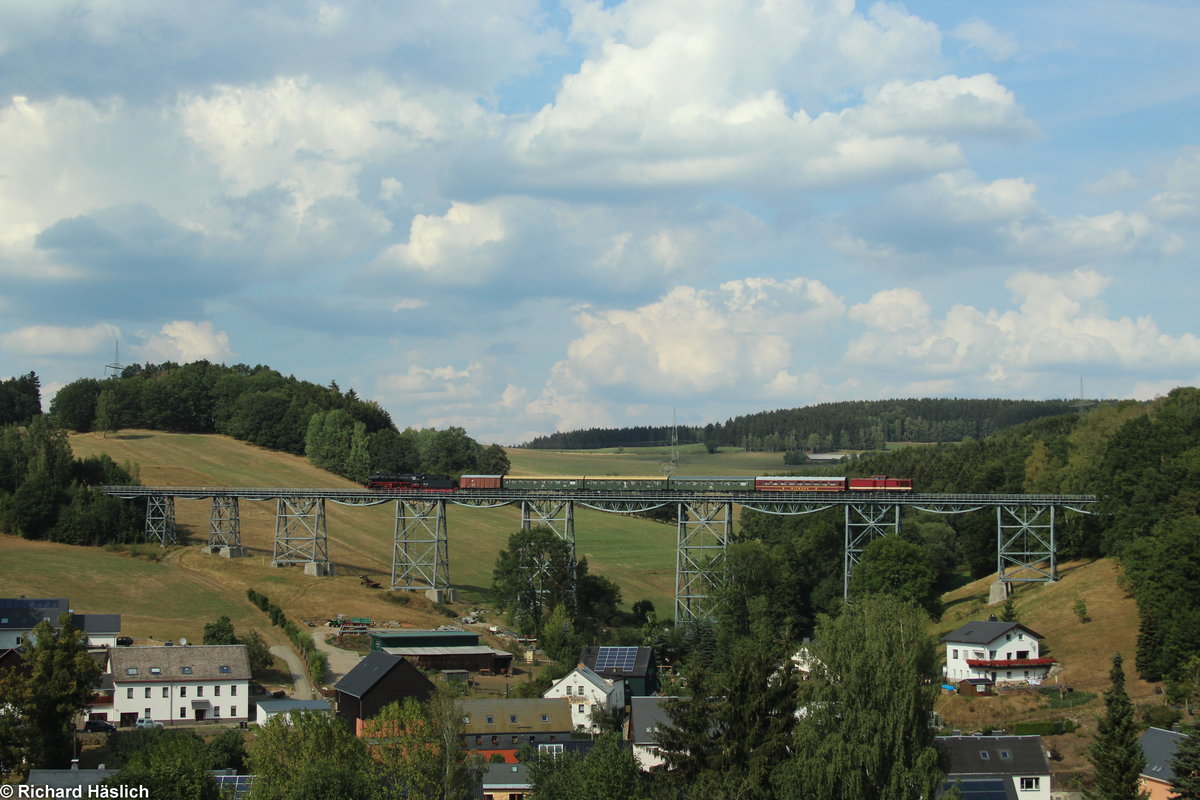 50 3610-8 und 110 101-3 ziehen bzw. schieben den  Heizhausexpress   über das Markersbacher Viadukt in Richtung Schlettau.