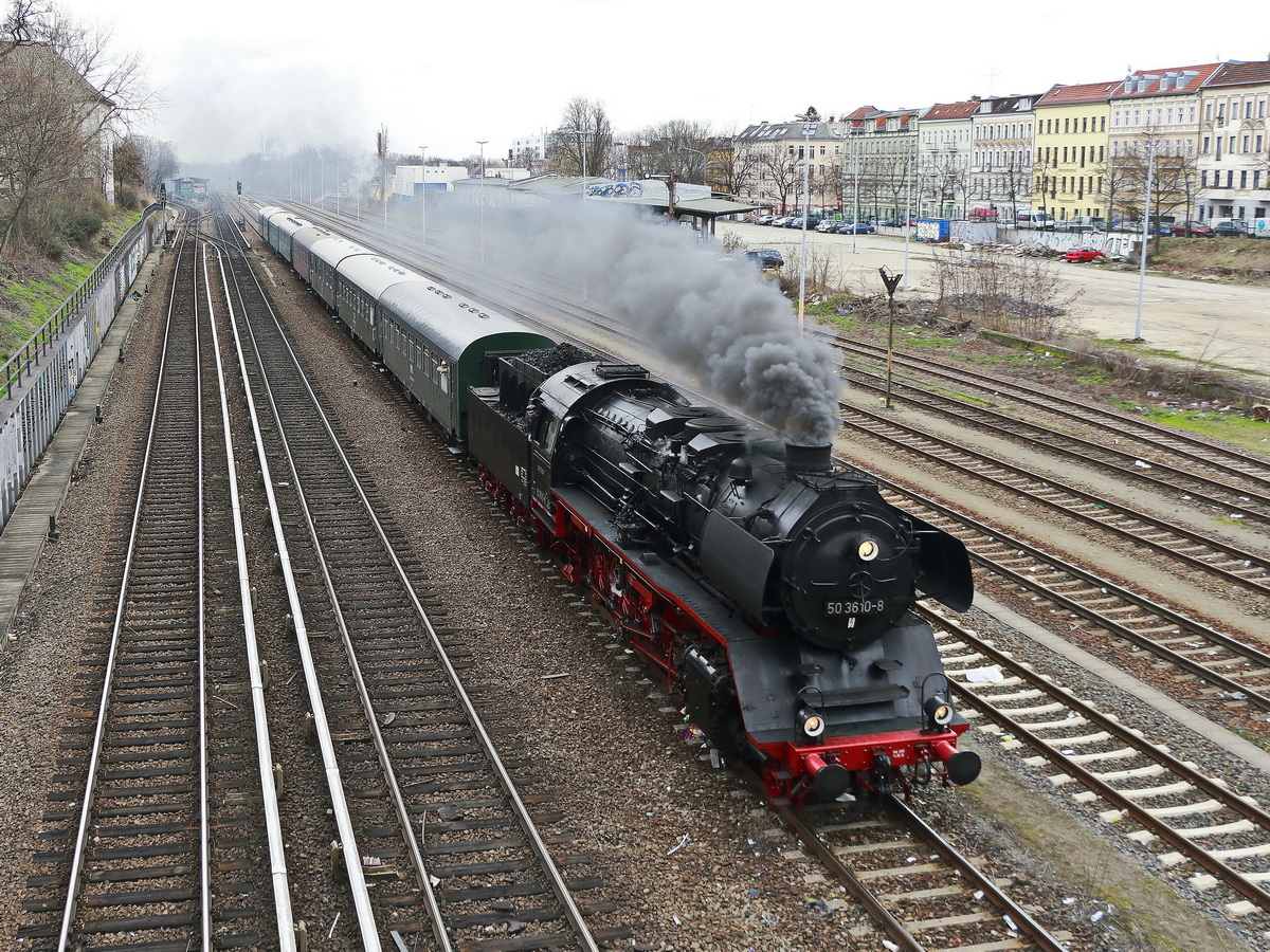 50 3610-8 zwischen den Bahnhöfen Berlin-Neukölln und Herrmannstr. mit einem Sonderzug zum Thema Berliner Geschichte(n) auf der Ringbahn am 16. März 2019.