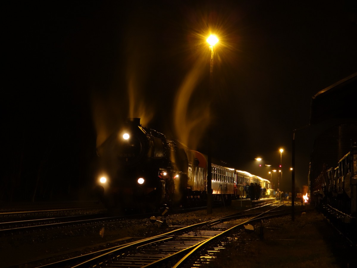 50 3616-5 machte am 13.12.14 eine Lichtl Fahrt von Schwarzenberg nach Schlettau. Hier zu sehen in Schlettau.