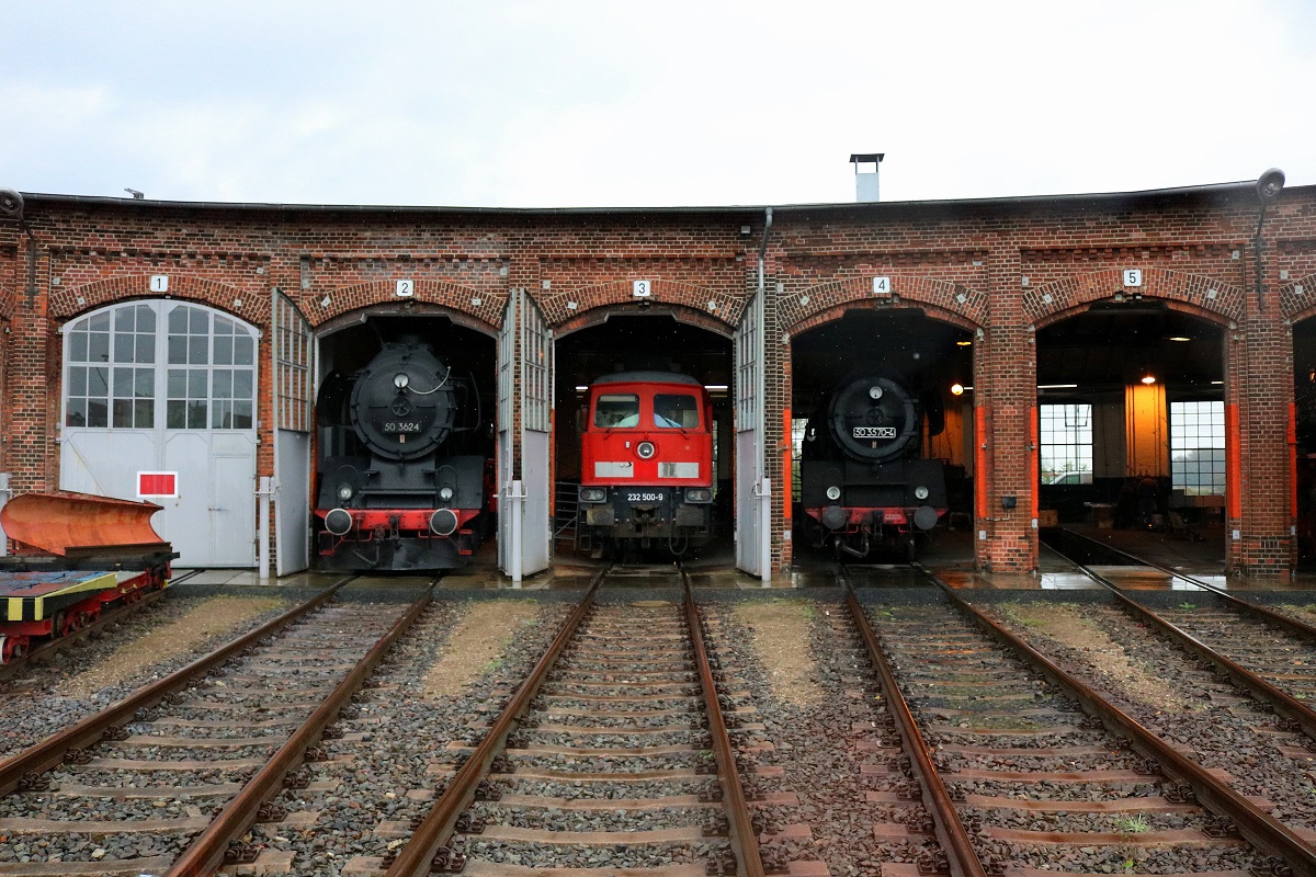 50 3624, 232 500-9 und 50 3570-4 der Dampflokfreunde Salzwedel e.V. stehen im Historischen Lokschuppen Wittenberge anlässlich der Herbstdampftage. [7.10.2017 | 14:32 Uhr]