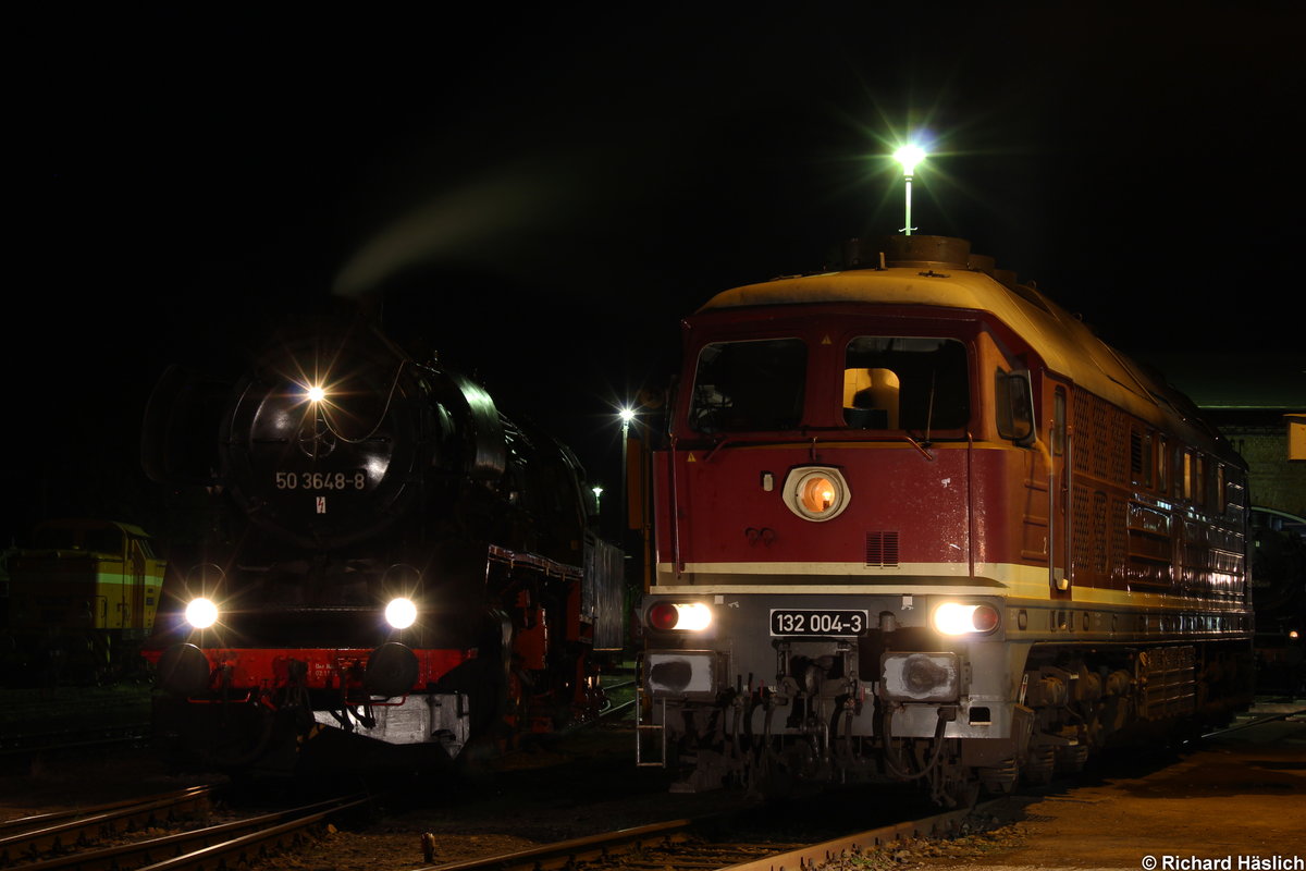 50 3648-8 und 132 004-3 (232 204-x) stehen nebeneinander im ehemaligen Bw Karl-Marx-Stadt. Dieses Bild war möglich durch die Nachtfotoveranstaltung zum 27. Heizhausfest im Sächsichem Eisenbahnmuseum.