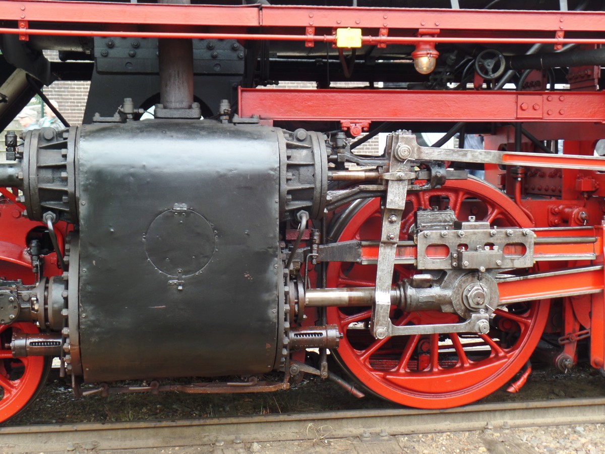 50 3654-6, linker Zylinder, 1942 bei Berliner Maschinenbau gebaut / in Beekbergen am 6.9.2014 beim großen Eisenbahn-Spektakel  „Terug naar Toen - Zurück nach Damals“ der Museumseisenbahn VSM in Beekbergen / NL,

