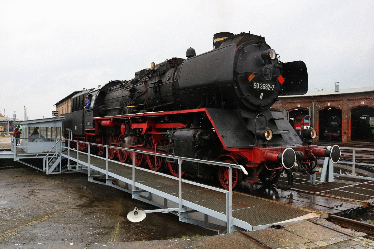 50 3682-7 der Dampflokfreunde Salzwedel e.V. dreht bei Regen eine Runde auf der Drehscheibe des Historischen Lokschuppens Wittenberge anlässlich der Herbstdampftage. [7.10.2017 | 14:35 Uhr]