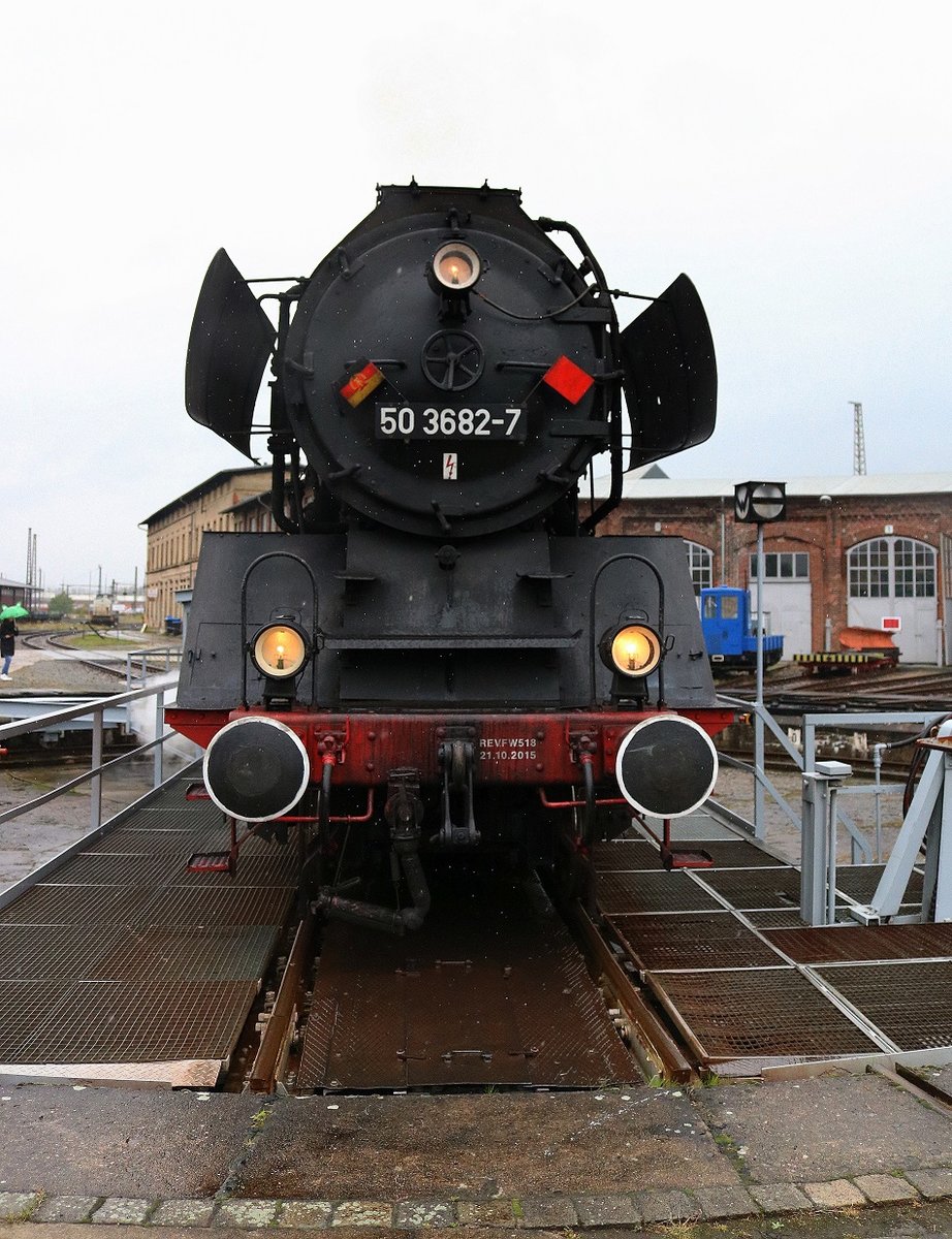 50 3682-7 der Dampflokfreunde Salzwedel e.V. dreht bei Regen eine Runde auf der Drehscheibe des Historischen Lokschuppens Wittenberge anlässlich der Herbstdampftage. Zu sehen ist die Lokfront. [7.10.2017 | 14:35 Uhr]