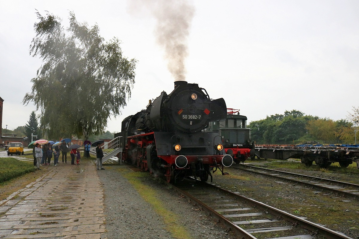 50 3682-7 der Dampflokfreunde Salzwedel e.V. wird neben dem Historischen Lokschuppen Wittenberge für Führerstandsmitfahrten anlässlich der Herbstdampftage bereitgestellt. [7.10.2017 | 14:44 Uhr]