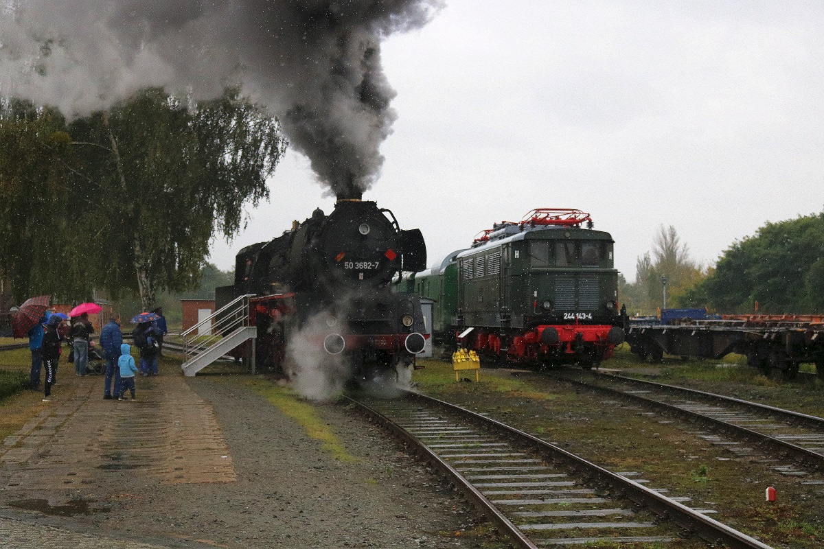 50 3682-7 der Dampflokfreunde Salzwedel e.V. steht neben 244 143-4 am Historischen Lokschuppen Wittenberge für Führerstandsmitfahrten anlässlich der Herbstdampftage bereit. [7.10.2017 | 15:24 Uhr]