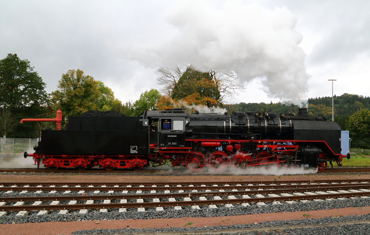 50 380 am 07.10.2017 im Rahmen einer Sonderzugveranstaltung der Nostalgiereisen Bebra e.V. auf Umsetzfahrt im Bahnhof Bad Salzungen. (Bild 2)