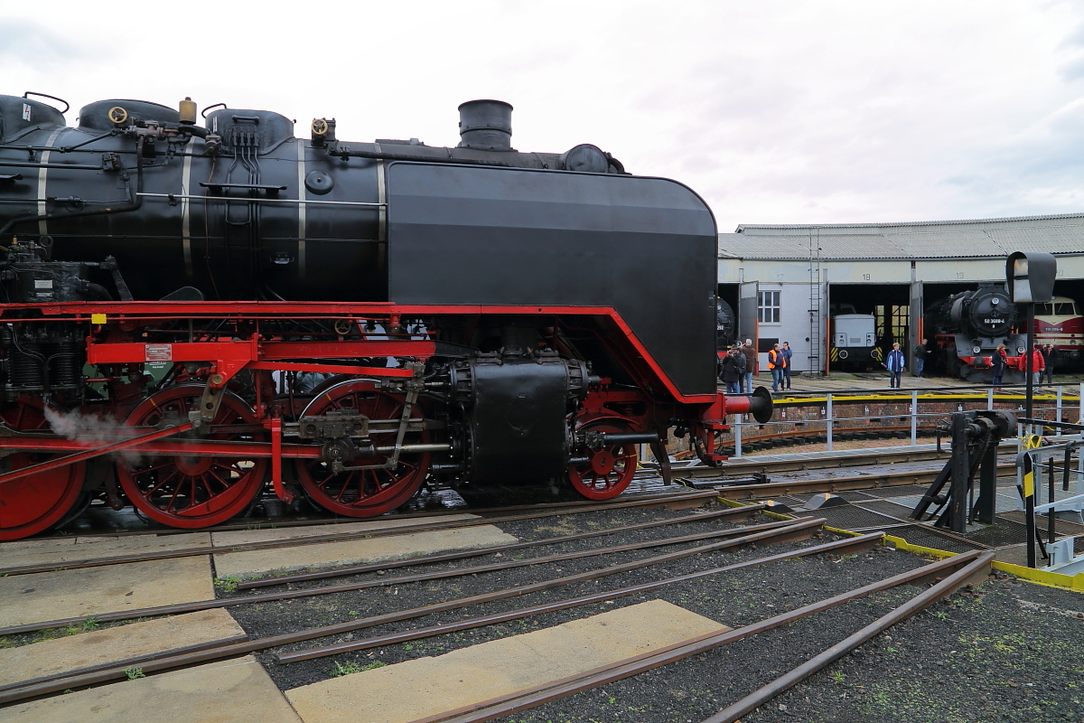 50 380 des Dampflokwerkes Meiningen hat am 07.10.2017 gerade die Drehscheibe des Arnstadter Museums-Bw`s verlassen und rollt jetzt langsam in den Lokschuppen, wo eine Restaurierungspause ansteht, bevor es mit ihrem Sonderzug am späten Nachmittag zurück nach Meiningen geht.