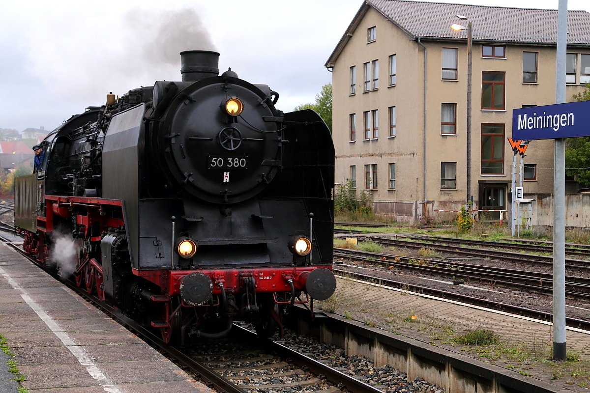 50 380 des DLW Meiningen kurz vor Übernahme ihres Sonderzuges gen Arnstadt am Morgen des 07.10.2017 auf Gleis 1 im Bahnhof Meiningen. (Bild 1)