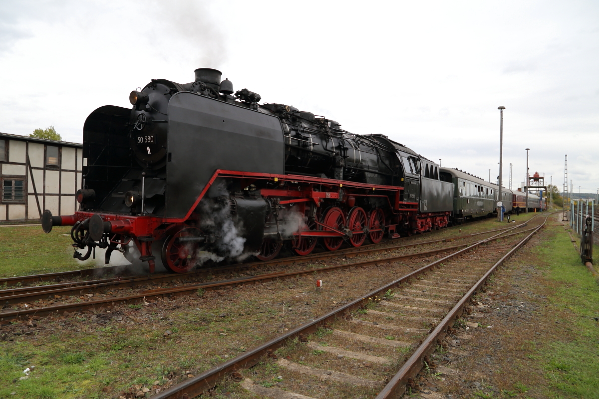 50 380, mit dem Meininger Sonderzug unterwegs im Auftrag der Nostalgiereisen Bebra e.V., am Nachmittag des 07.10.2017, kurz nach Erreichen ihres Zielortes, im historischen Bw Arnstadt. Das Bw Arnstadt ist ein reines Museums-Bw und Besuchern während der Öffnungszeiten, bzw, wie hier im Rahmen von Sonderzugveranstaltungen, frei zugänglich, was für das gesamte Bw-Gelände gilt!