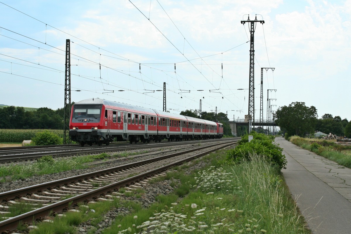 50 80 80-35 154-9 tuckerte mit der RB 26566 nach Freiburg (Breisgau) Hbf am Nachmittag des 03.08.13 an mir mit gut 40 km/h vorbei, weil der Zug mit Wechselblinken und einer 1000 Hz-Beeinflussung noch nicht in die LZB aufgenommen wurde und somit bis hinter das ASig mit dieser Geschwindigkeit fahren musste.