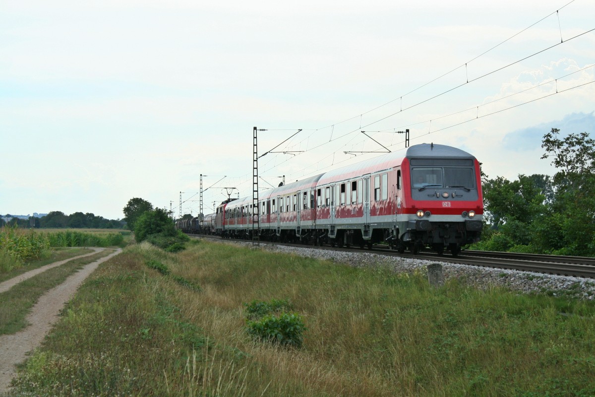 50 80 80-35 155-6 an der Spitze der RB 26566 von Neuenburg (Baden) nach Freiburg (Breisgau) Hbf am Nachmittag des 07.09.13 bei Hgelheim.
Schublok war 111 064.