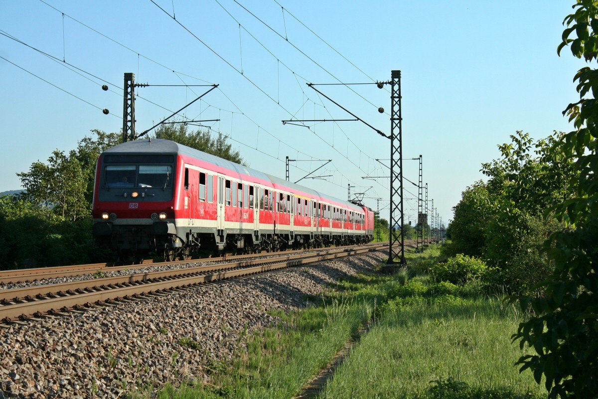 50 80 80-35 157-2 mit einer RB von Neuenburg (Baden) nach Offenburg am Abend des 04.08.13 kurz vor dem Halt in Buggingen.