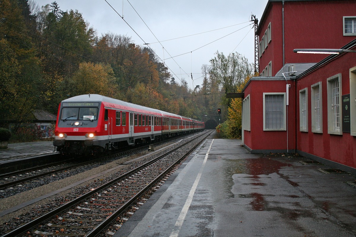 50 80 80-35 168-9 mit dem RbZ 19000 von Stuttgart nach Kirchzarten am Nachmittag des 10.11.13 bei der Einfahrt in den Bahnhof Freiburg-Wiehre.
Auf Grund eines hohen Zugaufkommens auf dem nun folgenden, eingleisigen Streckenabschnitt staute es sich in alle Richtungen. Der Sonderzug verursachte wenig spter auch, dass eine RB nach Freiburg mit ber 40 Minuten Versptung im Wiehrebahnhof ankam.