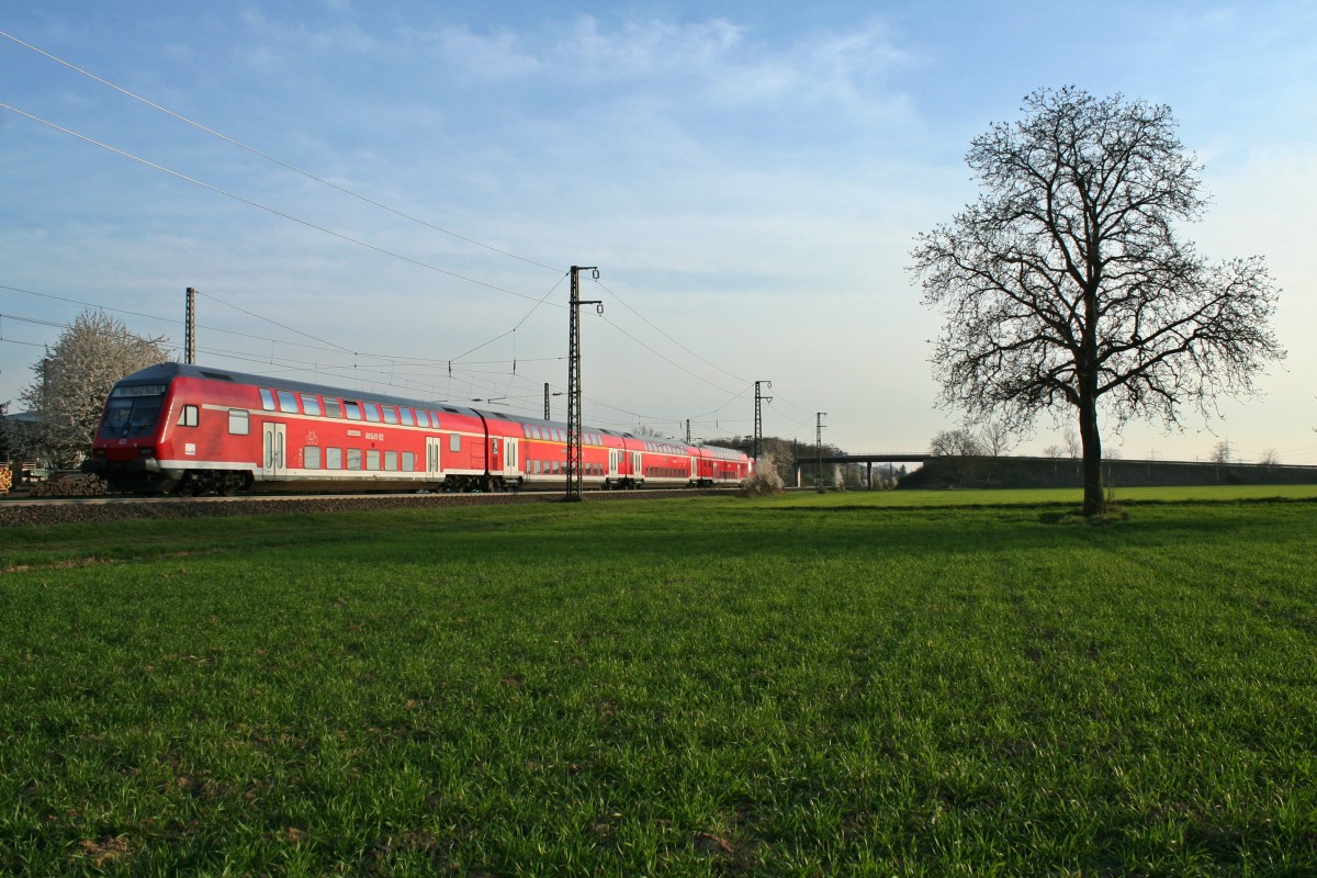 50 80 80-35 301-6 als Steuerwagen eines RE's von Offenburg nach Basel Bad. Bf am späten Nachmittag des 29.03.14 südlich von Auggen. An der Spitze des Zuges war 146 114-4 gerade damit beschäftigt, den Zug wieder auf 140 km/h zu beschleunigen.