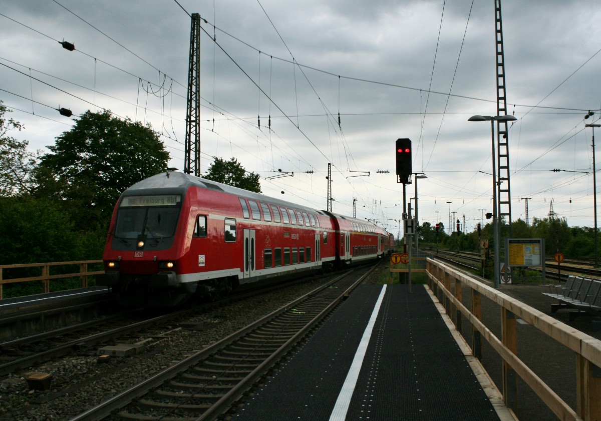 50 80 80-35 301-6 an der Spitze der HVZ-RB von Neuenburg (Baden) nach Freiburg (Breisgau) Hbf am Nachmittag des 25.04.14 bei der Einfahrt in Mllheim (Baden).