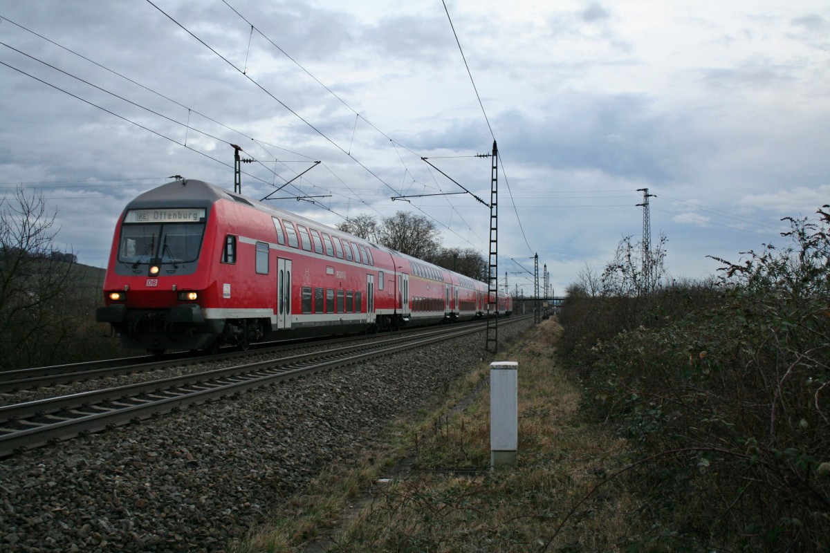 50 80 80-35 304-0 an der Spitze eines von 146 113-6 geschobenen RE's von Basel ber Freiburg (Breisgau) Hbf nach Offenburg am 14.02.14 sdlich von Mllheim (baden).