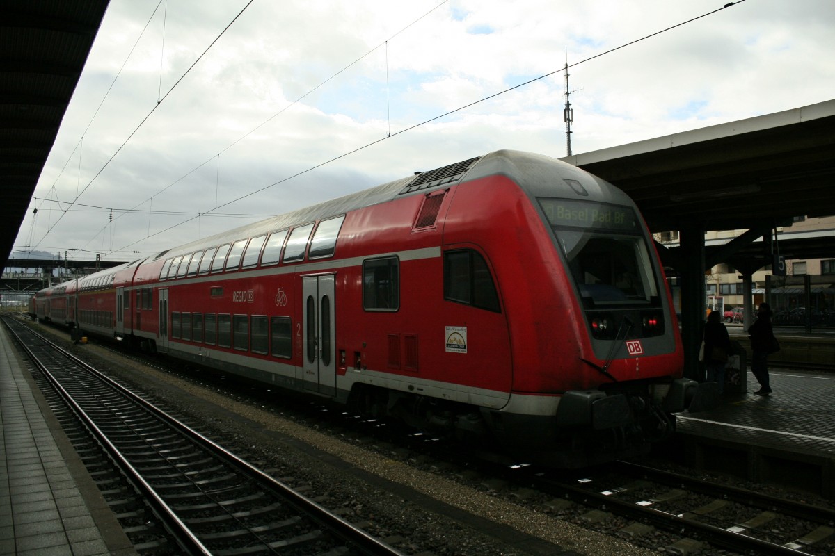 50 80 86-35 063-6 am Zugschluss eines RE's von Offenburg nach Basel Bad. Bf, aufgenommen am Nachmittag des 14.12.13 beim Halt in Freiburg (Breisgau) Hbf.
Zuglok war 146 113-6.
Wie hier schon zu sehen, war der Scheibenwischer des Steuerwagens nicht mehr zu benutzen, sodass die Lok in Basel umgesetzt werden musste.