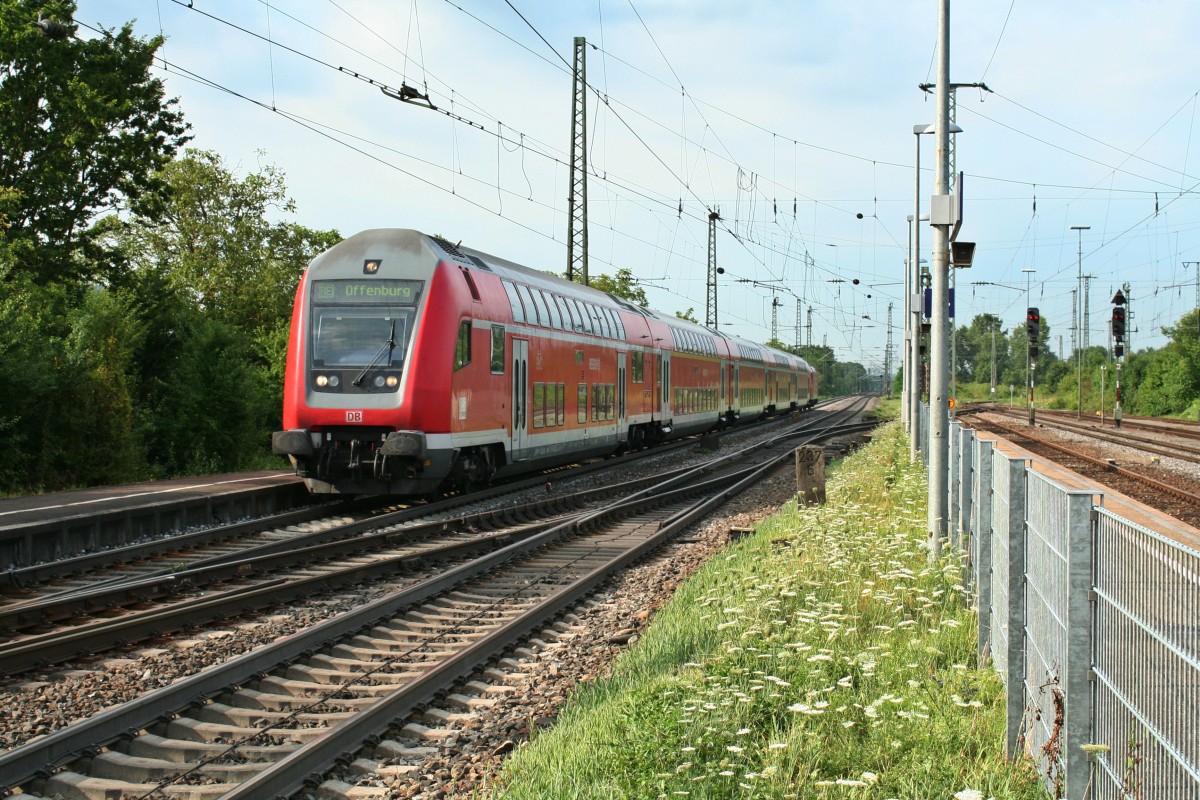 50 80 86-35 065-1 als Steuerwagen eines aus Basel kommenden RE's nach Offenburg am Vormittag des 25.07.13 bei der Einfahrt in Mllheim (Baden).