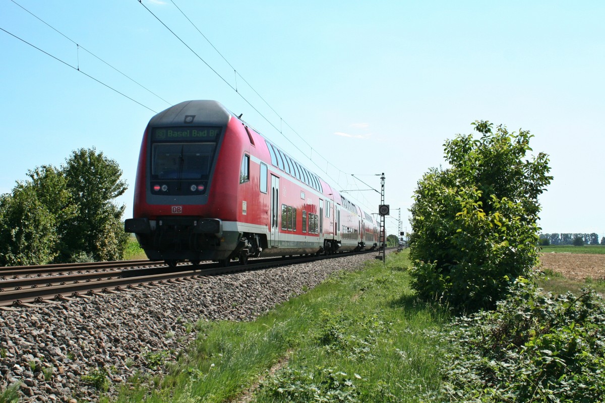 50 80 86-35 065-1 als Schlusslicht eines RE's nach Basel Bad. Bf am Nachmittag des 04.08.13 bei Hgelheim.