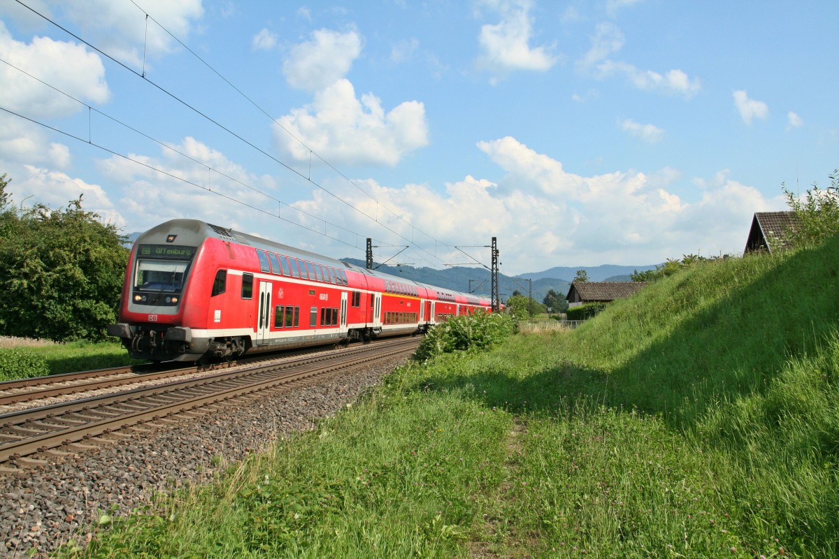 50 80 86-35 065-1 an der Spitze einer RB von Neuenburg (Baden) nach Offenburg am Nachmittag des 01.08.14 nrdlich von Kollmarsreute.