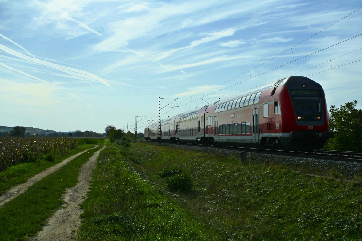 50 80 86-35 065-1 mit einem RE nach Offenburg am Nachmittag des 26.10.13 westlich von H�gelheim. Schublok war eine Freiburger 146.1.