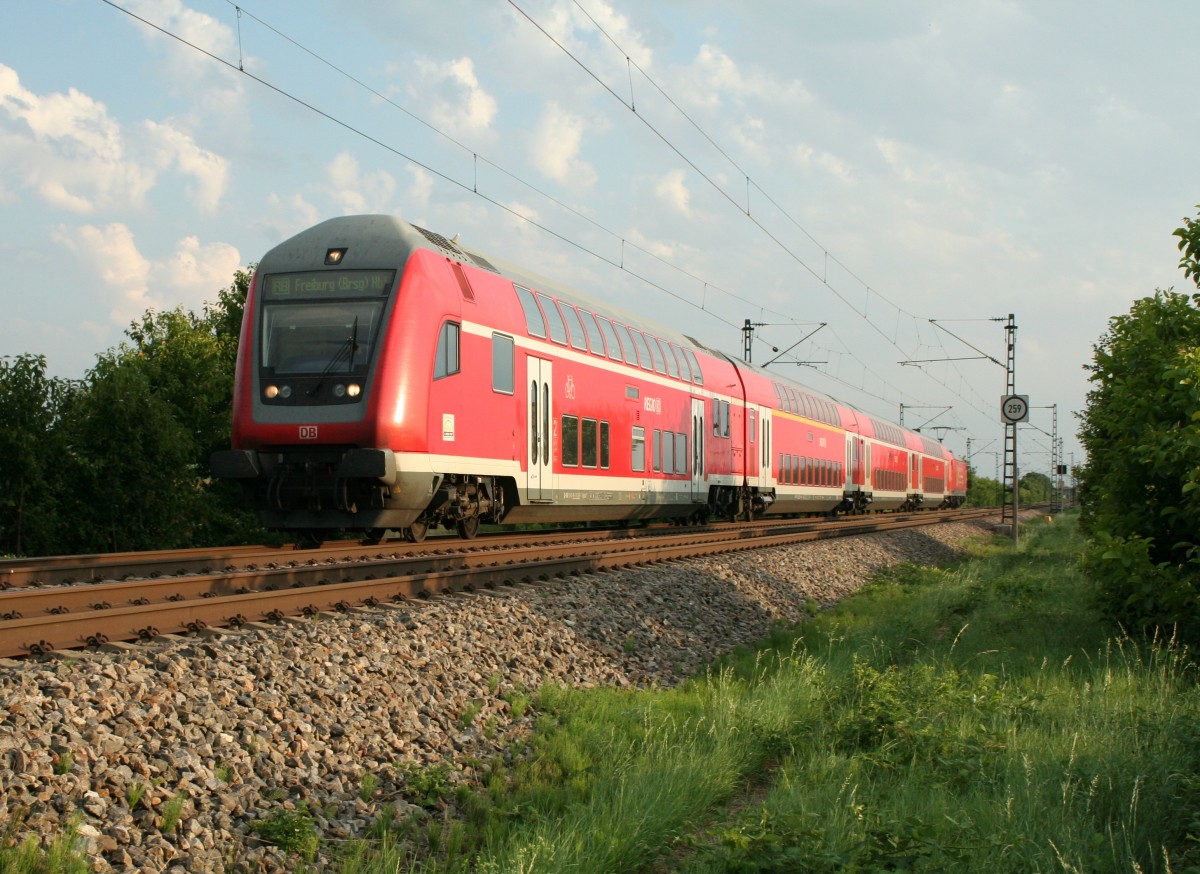 50 80 86-35 067-7 als Steuerwagen einer RB nach Freiburg (Breisgau) am Sptnachmittag des 03.08.13 kurz vor Buggingen.
Schublok war 146 115.