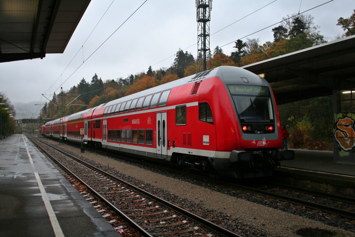 50 80 86-35 067-7 am Schluss einer RB von Freiburg (Breisgau) Hbf nach Neustadt (Schwarzwald) am Nachmittag des 10.11.13 beim Halt in Freiburg-Wiehre.
An der Spitze der Garnitur h�ngt 146 230-8.