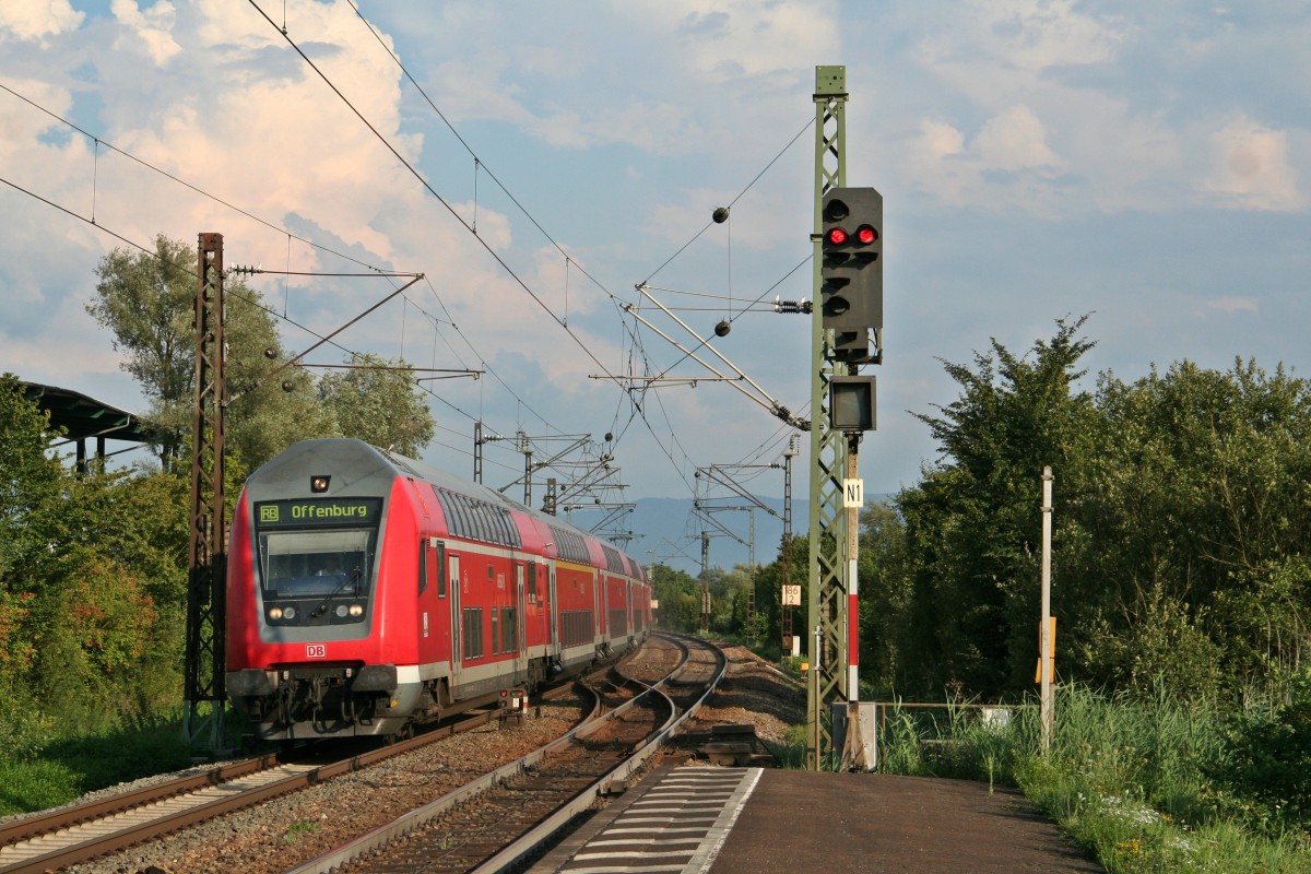 50 80 86-35 068-5 an der Spitze eines RE's auf dem Weg nach Offenburg am Abend des 01.08.14 bei der Einfahrt in Riegel-Malterdingen.