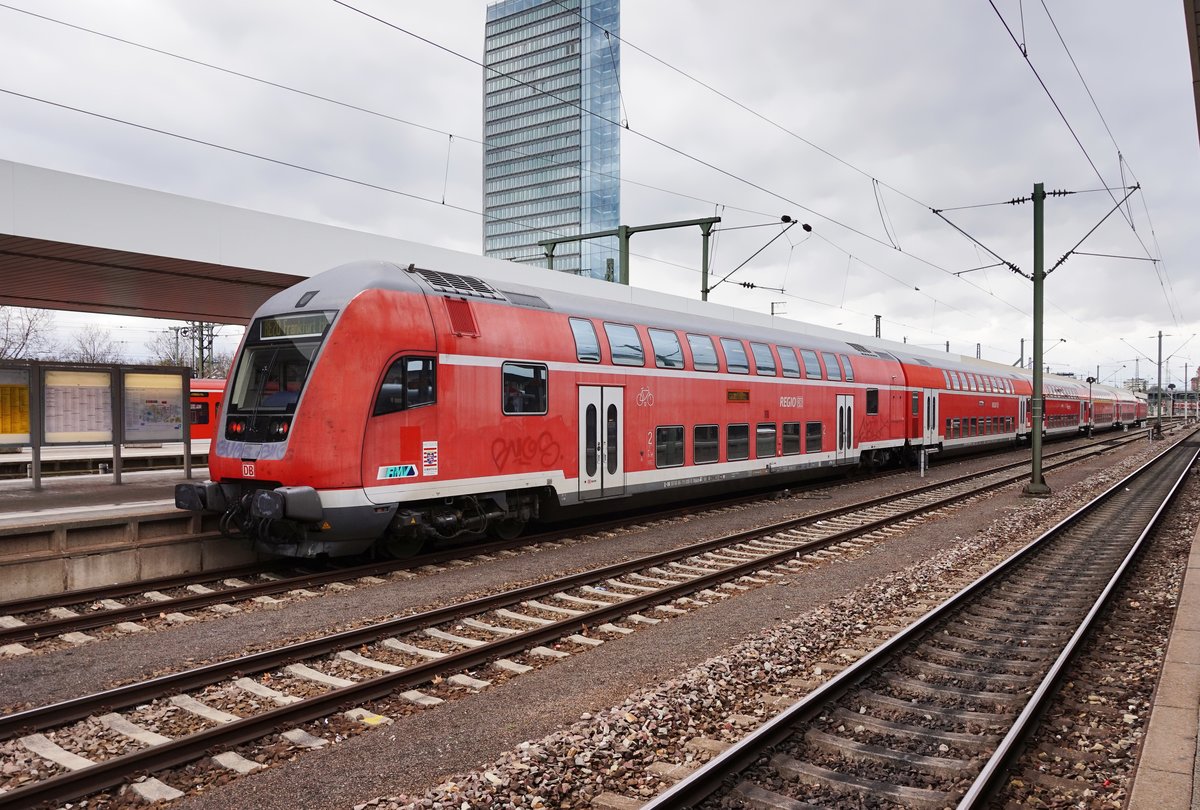50 80 86-75 030-6 an der Zugspitze des soeben, in Mannheim Hbf, eingefahrenen RE 4571 (Frankfurt (Main) Hbf - Biblis - Mannheim Hbf). Schublok war 146 005-4. Aufgenommen am am 28.3.2016.