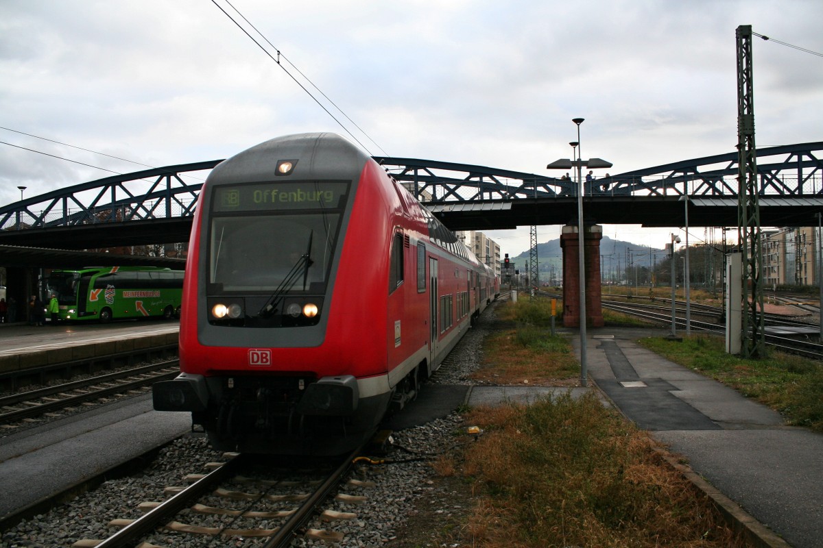 50 80 86-81 050-6 war zusammen mit 146 114-4 und zwei Schwarzwaldbahn-Dostos (HG 160) am Nachmittag des 14.12.13 als RE von Basel nach Offenburg unterwegs. Hier fährt der Zug gerade in Freiburg (Breisgau) Hbf ein.