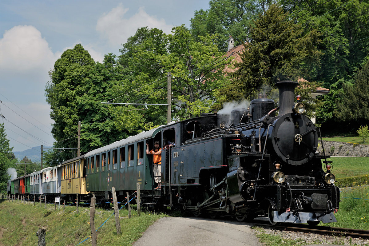 50 Jahre «Museumsbahn Blonay-Chamby»
1968 bis 2018
MEGA STEAM FESTIVAL VOM 19. MAI 2018
Museumszug mit der
G 2x 2/2 105, 1918 SEG an der Zugsspitze 
sowie der HG 3/4 4, 1913 FO am Zugsschluss.
Foto: Walter Ruetsch
