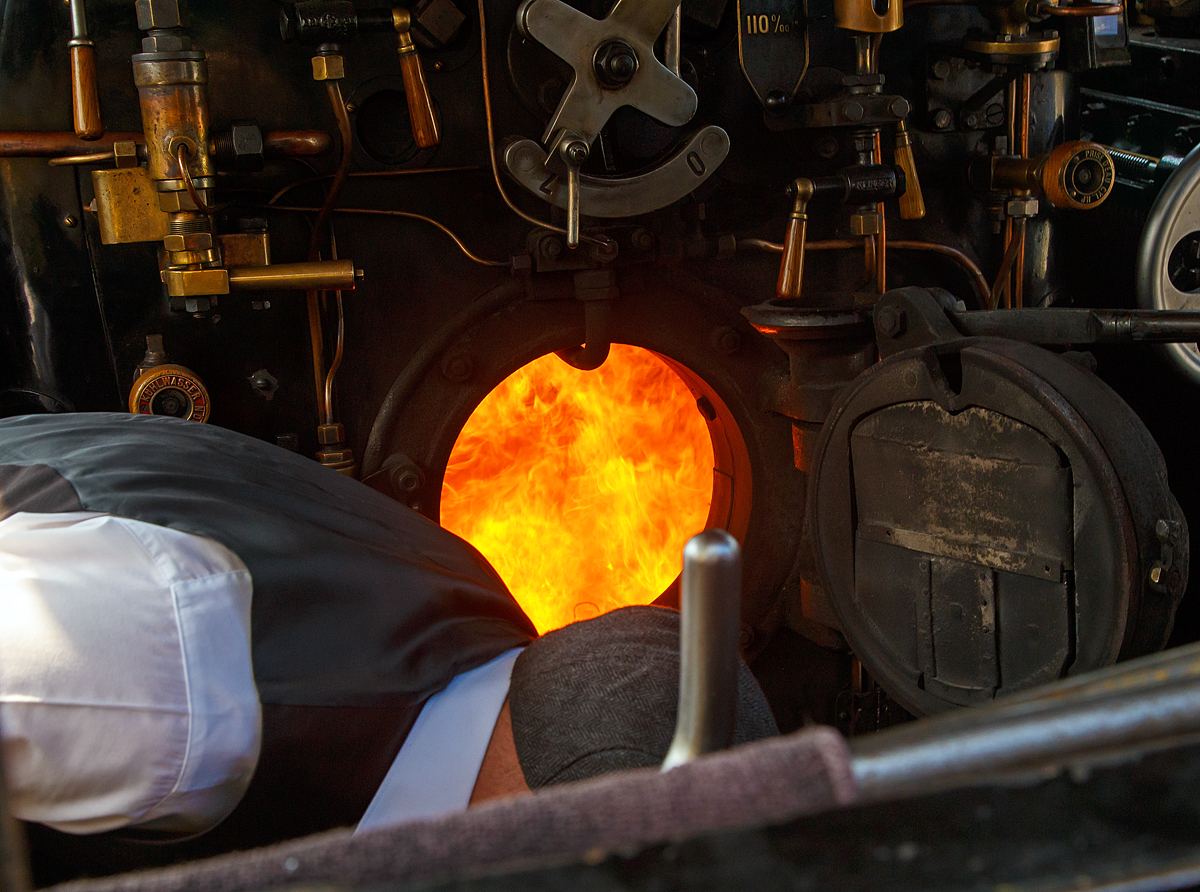 50 Jahre BC - MEGA STEAM FESTIVAL der Museumsbahn Blonay–Chamby:
Auch die kleinen Dampflokomotiven haben ein mchtiges Feuer. 
Blick in die Feuerbchse der HG 3/4 B.F.D.3 am 19.05.2018 in Blonay (aufgenommen von der Plattform des ersten Wagens).