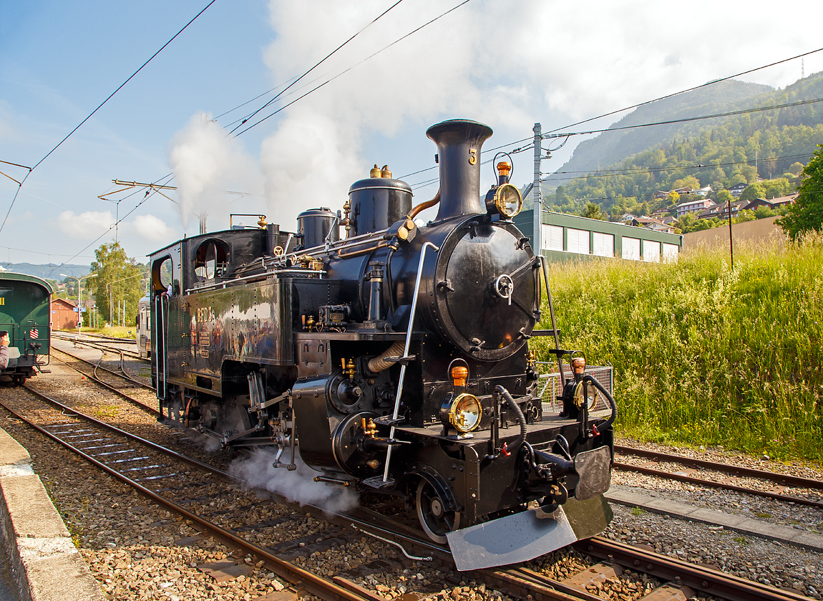 50 Jahre BC - MEGA STEAM FESTIVAL der Museumsbahn Blonay–Chamby:
Es raucht und dampft in Blonay, am 19.05.2018 ist die HG 3/4 B.F.D.3 (Brig-Furka-Disentis, spter FO - Furka-Oberalp) beim Manver um gleich den ersten Zug zum Museumsbahnhof Chaulin zu ziehen. 

Die B.F.D. HG 3/4 ist eine von zehn von der Schweizerische Lokomotiv- und Maschinenfabrik (SLM) gebauten Dampflokomotiven fr gemischten Adhsions- und Zahnradbetrieb fr die Brig-Furka-Disentis. Diese hier wurde 1913 unter der Fabriknummer 2317 gebaut.

Neben dieser hier sind noch drei weitere Exemplare b bei der Dampfbahn Furka-Bergstrecke (DFB) erhalten, es sind dies die Nr. 1, 4 und 9. Unter der Bezeichnung Back to Switzerland kehrten 1990 die ex B.F.D. 1 und B.F.D.9, sowie berreste der Nr.2 und 8, aus Vietnam in die Schweiz zurck.

Die HG 3/4 Dampflokomotiven haben vier Zylinder, zwei auenliegende fr den  Adhsionsantrieb und zwei innenliegende fr den Zahnradantrieb. Indizierte Leistung betrgt 440 kW, Hchstgeschwindigkeit 45 km/h bei Adhsionbetrieb und 20 km/h bei Zahnradbetrieb.
