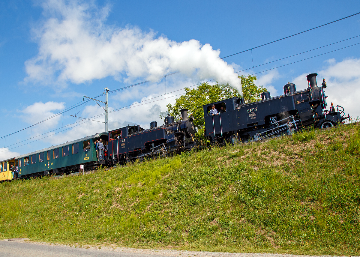 50 Jahre BC - MEGA STEAM FESTIVAL der Museumsbahn Blonay–Chamby:
Die beiden HG 3/4 Schwestern, die B.F.D. 3 und die F.O. 4 mit Riviera Belle Epoque Zug Vevey-Blonay-Chamby am 20.05.2018 beim Chteau d'Hauteville.

Die beiden HG 3/4 Dampflokomotiven fr gemischten Adhsions- und Zahnradbetrieb sind baugleiche Lok, Baujahr 1913, SLM Fabriknummer 2317 und 2318, der ehemaligen Brig-Furka-Disentis-Bahn. Nach dem Konkurs der B.F.D. 1923 gingen alle zehn gebauten Lokomotiven an die neu gegrndete Furka-Oberalp-Bahn (F.O.). Die zehn Dampflokomotiven stellten zunchst die einzigen Triebfahrzeuge der FO dar, dementsprechend erbrachten sie alle Zugleistungen und Rangierfahrten.

Die Lok Nr. 3 wurde 1969 der Museumsbahn Blonay–Chamby (BC) geschenkt, whrend Nr. 4 als Reserve weiterhin bei der Furka-Oberalp-Bahn blieb und hauptschlich fr Nostalgiefahrten verwendet wurde. Mit Ablauf der Untersuchungsfristen wurde sie 1972 abgestellt. Nach einigen Stationen ging die Lok 4 im Jahr 1997 zunchst leihweise an die Dampfbahn Furka-Bergstrecke ber. Anschlieend wurde sie in der DFB-Werksttte Chur betriebsfhig aufgearbeitet und am 24. Juli 2006 in Betrieb genommen. Die Lok wurde historisch korrekt restauriert und vollstndig schwarz lackiert. Anlsslich der Erffnung des Streckenabschnitts Gletsch–Oberwald im Jahr 2010 ging die Lok als Geschenk an die DFB ber.

Auch die ehemaligen FO Loks 1 und 9, sowie berresten der Loks 2 und 8, sind heute bei der Dampfbahn-Furka-Bergstrecke. Unter der Bezeichnung „Back to Switzerland“ kehrten die vier HG 3/4 aus Vietnam 1990 Jahre in die Schweiz zurck.

Konstruktion
Die HG 3/4 Dampflokomotiven haben vier Zylinder, zwei auenliegende fr den  Adhsionsantrieb und zwei innenliegende fr den Zahnradantrieb. Indizierte Leistung betrgt 440 kW, Hchstgeschwindigkeit 45 km/h bei Adhsionbetrieb und 20 km/h bei Zahnradbetrieb.

Bei der Konstruktion der Lokomotiven konnte die SLM insbesondere auf die Erfahrungen der Visp-Zermatt-Bahn (VZ) mit den ab 1890 gebauten Maschinen des Typs HG 2/3 zurckgreifen. Im Vergleich zu den Visp-Zermatt-Bahn-Maschinen konnte die Leistung erheblich erhht werden, dem Stand der Technik folgend waren sie von Anfang an auf den Betrieb mit Heidampf ausgelegt. Als maximale befahrbare Steigung wurden 110 ‰ vorgesehen, die Anhngelast sollte auf Adhsions- und Zahnradabschnitten maximal 60 Tonnen betragen.

Die Lokomotiven verfgen ber drei in einem Aussenrahmen gelagerte Kuppelachsen sowie einem als Bisselgestell ausgefhrten Vorlaufradsatz. Der Antrieb erfolgt auf die mittlere Kuppelachse, die hintere Kuppelachse ist beidseitig um 23 mm seitenverschiebbar. Die beiden Zahnrder sind in einem separaten Rahmen gelagert, der ungefedert zwischen der ersten und zweiten Kuppelachse angeordnet ist.

Die insgesamt vier Zylinder arbeiten in Verbundwirkung, wobei die auenliegenden Adhsionszylinder als Hochdruckzylinder und die innenliegenden Zylinder des Zahnradtriebwerks als Niederdruckzylinder arbeiten. Dementsprechend weisen die innenliegenden Zylinder einen um 130 mm greren Durchmesser auf. Hoch- und Niederdruckzylinder einer Seite sind zu einem Gussstck zusammengefasst und mit dem gegenberliegenden Zylinderblock verschraubt. Alle Zylinder sind mit Kolbenschiebern ausgestattet. Das Adhsionstriebwerk verfgt ber eine Walschaerts-Steuerung, das Zahnradtriebwerk erhielt aus Platzgrnden eine Steuerung der Bauart Joy. Beide Steuerungen sind nur gemeinsam einstellbar.

Der Kessel weist einen Durchmesser von 1.218 mm auf und verfgt ber 103 Heiz- sowie 15 Rauchrohre. Der Dampfdom ist mit zwei Sicherheitsventilen der Bauart Popp ausgestattet. Die Feuerbchse ist nach hinten hin geneigt, um in Geflleabschnitten eine permanente bersplung mit Wasser sicherzustellen. Die Lokomotiven sind dafr ausgelegt, Geflle bis 110 ‰ mit dem Kessel voran befahren zu knnen. Der Wasservorrat von 3,2 m ist in Wasserksten zu beiden Seiten des Kessels gespeichert. Der Kohlevorrat von 1.030 kg wird ebenfalls im linken Wasserkasten gelagert.

Die Lokomotiven verfgen ber eine Gegendruckbremse sowie eine Saugluftbremse, die auch die Bremsung angehngter Zge bernimmt. Zustzlich sind zwei auf beide Zahnrder wirkende handbettigte Bandbremsen vorhanden. Eine weitere auf die Treibachsen wirkende Handbremse dient als Feststellbremse.

TECHNISCHE DATEN:
Gebaute Anzahl: 10
Hersteller:  SLM
Baujahre:  1913 (Nr. 1–4), 1914 (Nr. 5–10)
Spurweite:  1.000 mm (Meterspur)
Zahnradsystem:  Abt, zweilamellig
Bauart:  1’Czz h2 (h4v)
Lnge ber Puffer: 8.750 mm
Hhe: 3.620 mm
Breite:  2.700 mm
Fester Radstand: 3.400 mm
Gesamtradstand: 5.325 mm
Leergewicht: 33,8 t
Dienstgewicht:  42 t
Hchstgeschwindigkeit:  45 km/h (Adhsion) / 20 km/h (Zahnrad)
Indizierte Leistung: 440 kW
Treibraddurchmesser:  910 mm
Laufraddurchmesser:  600 mm
Anzahl Antriebszahnrder:  2
Zylinderdurchmesser:  420 mm x 480 mm Hub
Zylinderdurchmesser Zahnradantrieb:  560 mm x 450 mm Hub
Kesselberdruck: 14  bar
Wasservorrat:  3.200 l
Brennstoffvorrat:  1.030 kg (Kohle)
Bremse:  Riggenbach-Gegendruckbremse, Saugluftbremse
Kupplungstyp:  Mittelpuffer mit beidseitiger Schraubenkupplung
