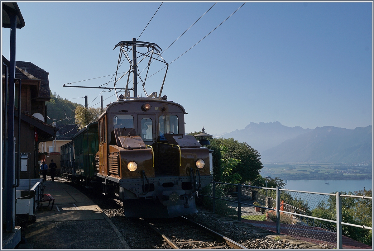 50 Jahre Blonay Chamby - MEGA BERNINA FESTIVAL: die RhB Gastlok Ge 2/2 161 wartet in Chamby auf die Abfahrt nach Chaulin. Im langen Leben der kleinen Lok dürfte dies das erste Mal sein, dass das Asnin (Eselchen)  auf der Alpennordseite zum Einsatz kommt. 
Im Hintergrund der Genfer See und die Dent de Midi.
8. Sept. 2018