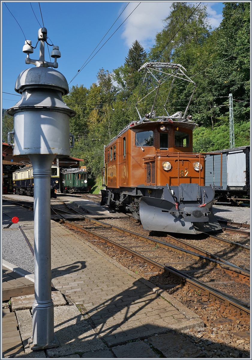 50 Jahre Blonay Chamby - MEGA BERNINA FESTIVAL: Die RhB Ge 4/4 182 rangiert in Chaulin.
9. Sept. 2018