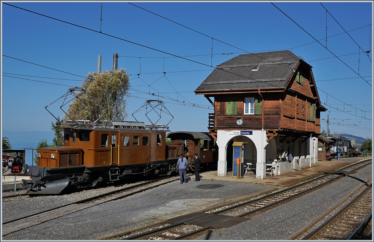 50 Jahre Blonay Chamby - MEGA BERNINA FESTIVAL: Die RhB Gastlok Ge 4/4 182 wartet in Chamby mit ihrem Zug 18213E auf die Weiterfahrt nach Chaulin. 
9. Sept. 2018