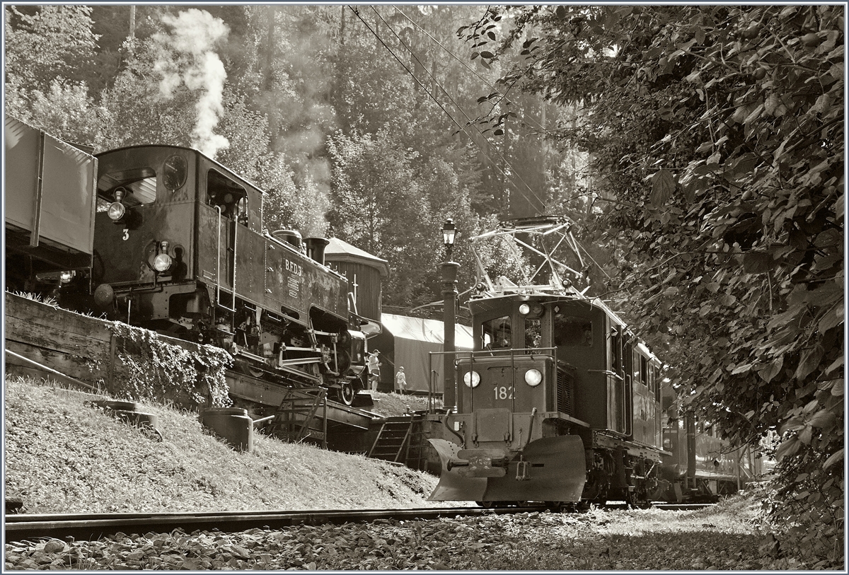 50 Jahre Blonay Chamby - MEGA BERNINA FESTIVAL: Obwohl die RhB und die FO vernetzt sind, dürfte eine Begegnung der RhB 4/4 182 mit der BFD HG 3/4 N° 3 wohl nicht so häufig vorgekommen sein. In Chaulin fährt die RhB Ge 4/4 182 mit dem RhB ABe 4/4 35 an der in der Bekohlungsanlage stehenden BFD HG 3/4 N° 3 vorbei.

8. Sept. 2018