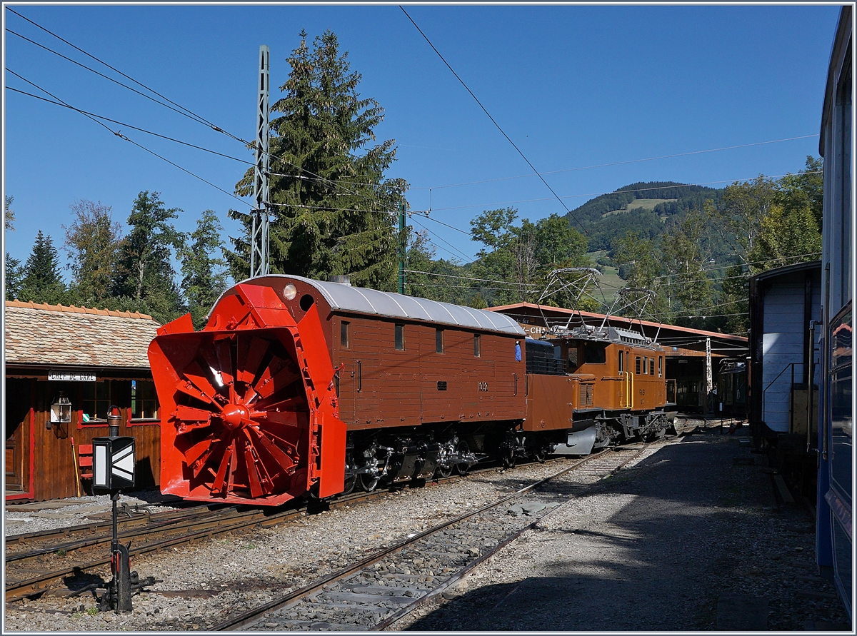50 Jahre Blonay Chamby - MEGA BERNINA FESTIVAL: Ob in den Bergen oben wohl noch Schnee liegt?
 Ich jedenfalls musste beim Anfertigen dieses Bild in keinster Weise frieren...

Die RhB Ge 4/4 182 schiebt die BB G 2x 3/3 1052 in Chaulin Richtung  Bifurcation .
Darin ist die Ge 4/4 182 geübt, in hre Heimat schieb sie hin und wieder die Schwesterdampflok G 2x 3/3 1051, heute als X rot d 9213 bei der RhB noch im Einsatz.
9. Sept. 2018
