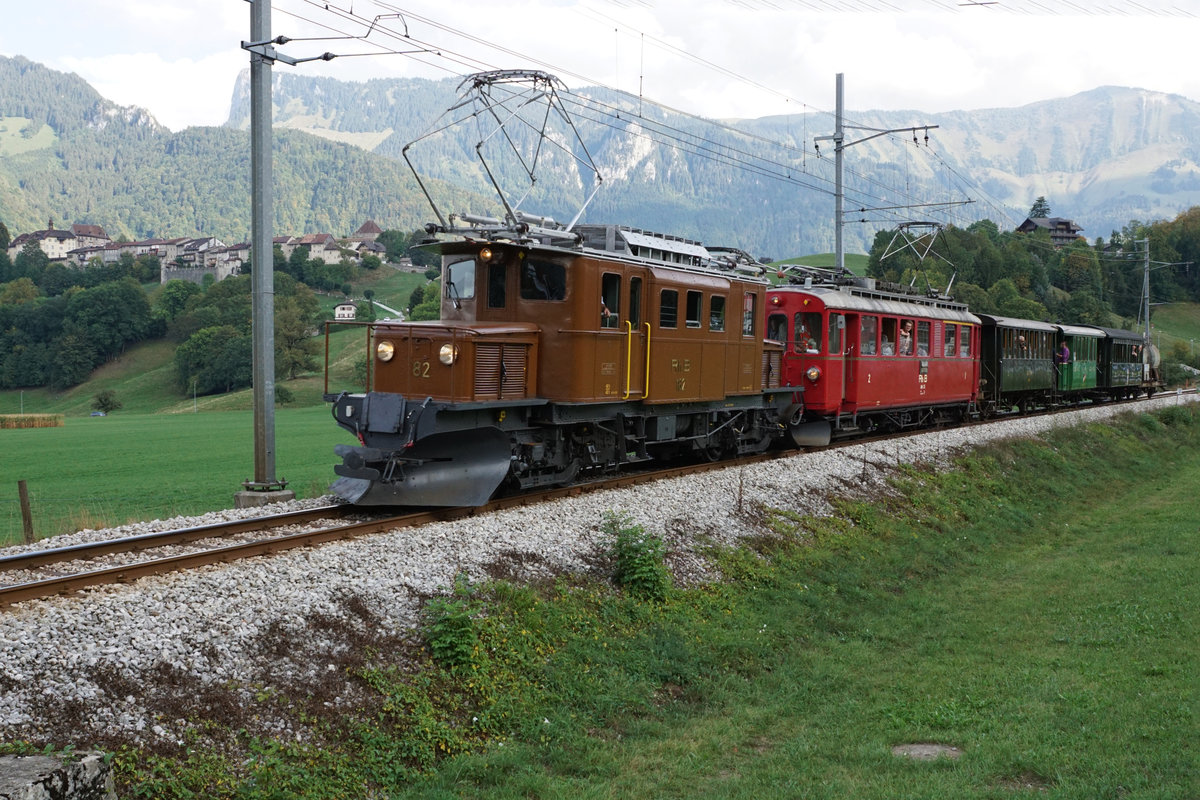 50 Jahre Blonay Chamby - MEGA BERNINA FESTIVAL
Büdnertag im Saanenland
1968-2018 50 JAHRE
BLONAY-CHAMBY
CHEMIN DE FER-MUSEE
Büdnertag im Saanenland
14. September 2018
Zug 2 mit RhB Ge 4/4 182 und BC ABe 4/4 35, ehemals RhB bei Greyerz.
Foto: Walter Ruetsch 