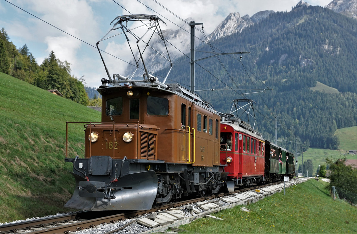 50 Jahre Blonay Chamby - MEGA BERNINA FESTIVAL
Büdnertag im Saanenland
1968-2018 50 JAHRE
BLONAY-CHAMBY
CHEMIN DE FER-MUSEE
Büdnertag im Saanenland
14. September 2018
Zug 2 mit RhB Ge 4/4 182 und BC ABe 4/4 35, ehemals RhB bei Les Combes.
Bildausschnitt Foto Shop.
Foto: Walter Ruetsch 